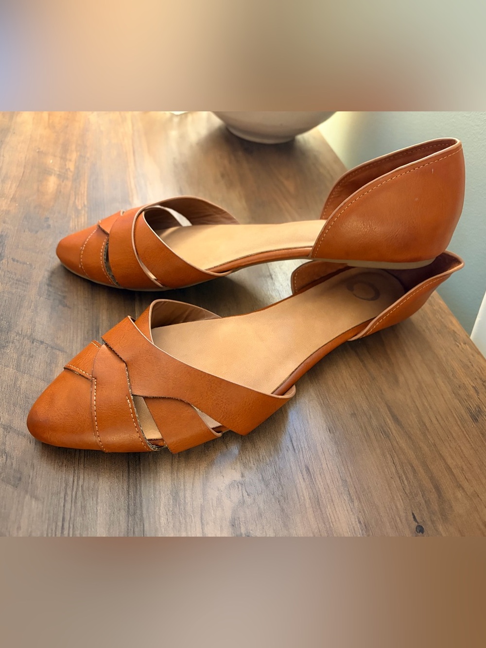 Amazon - Women’s faux leather flats - size 10